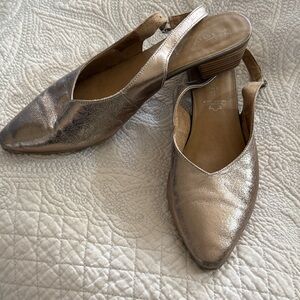 Adorable gold leather Tamaris sling back with low heel. Size 42